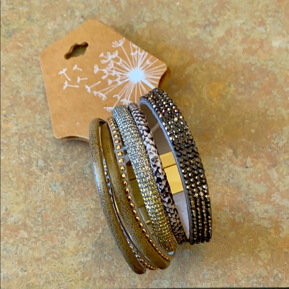 Jewelry - NWT Sparkly Bracelt
